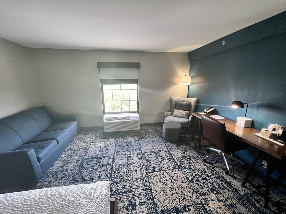 Deluxe Room, Multiple Beds - Photo 5