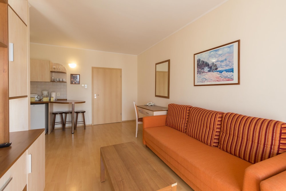 Basic Apartment - Photo 1