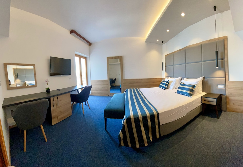 Family Suite, 2 Bedrooms, Balcony, Sea View - Photo 1