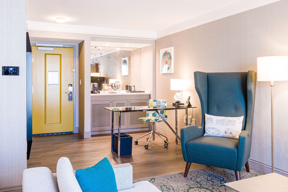 Studio Suite, City View