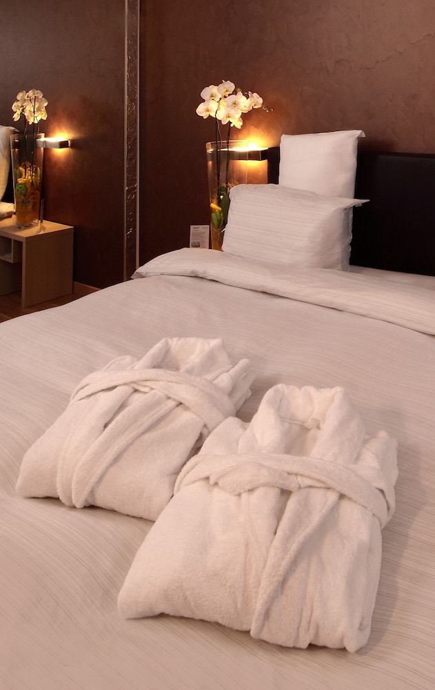 Deluxe Double Room Single Use - Photo 4