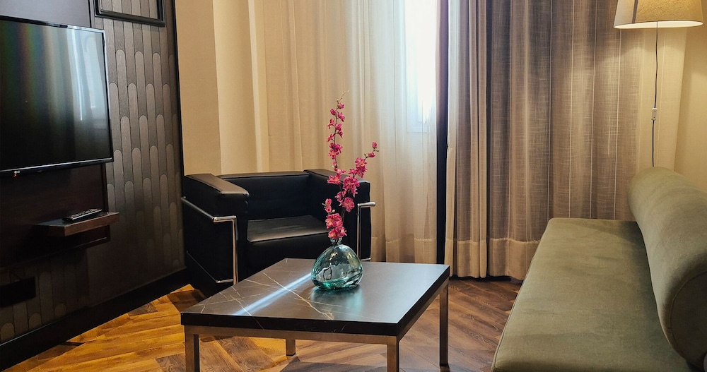 Family Room (3 Adults And 1 Child) - Photo 6