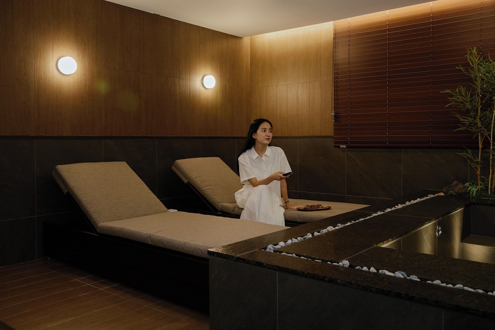 Cinema Hot Spring Suite