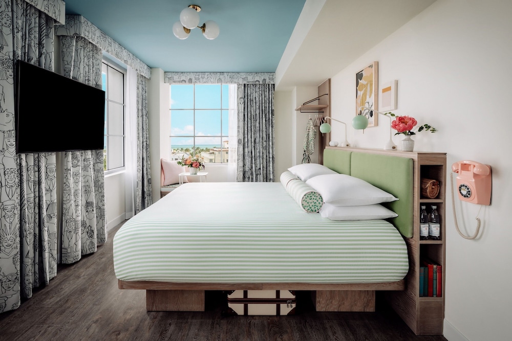 Suite, 1 King Bed thumbnail 6