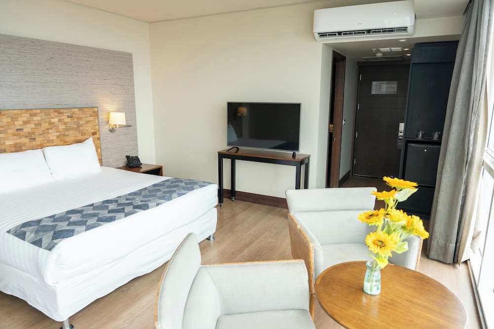 Suite, 1 King Bed, Sea View, Corner photo 3
