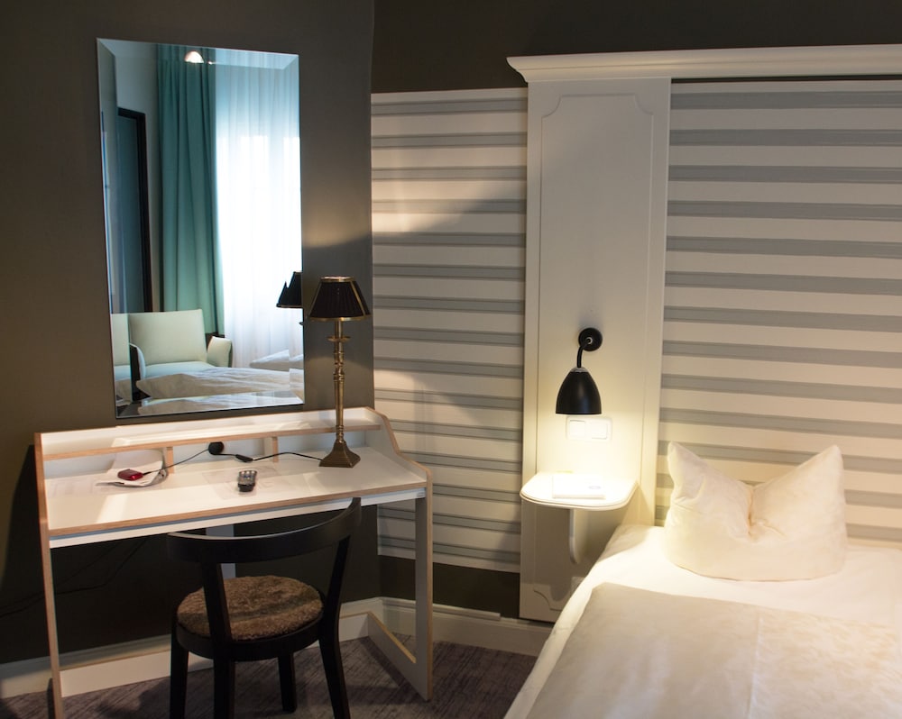 Basic Double Room, 2 Twin Beds - Photo 10