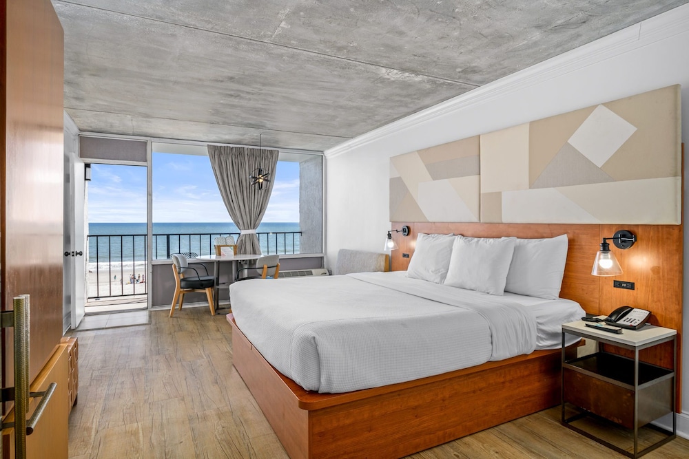 Standard Room, 1 King Bed, Balcony, Ocean View