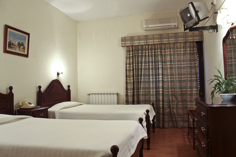 Twin Room - Photo 3