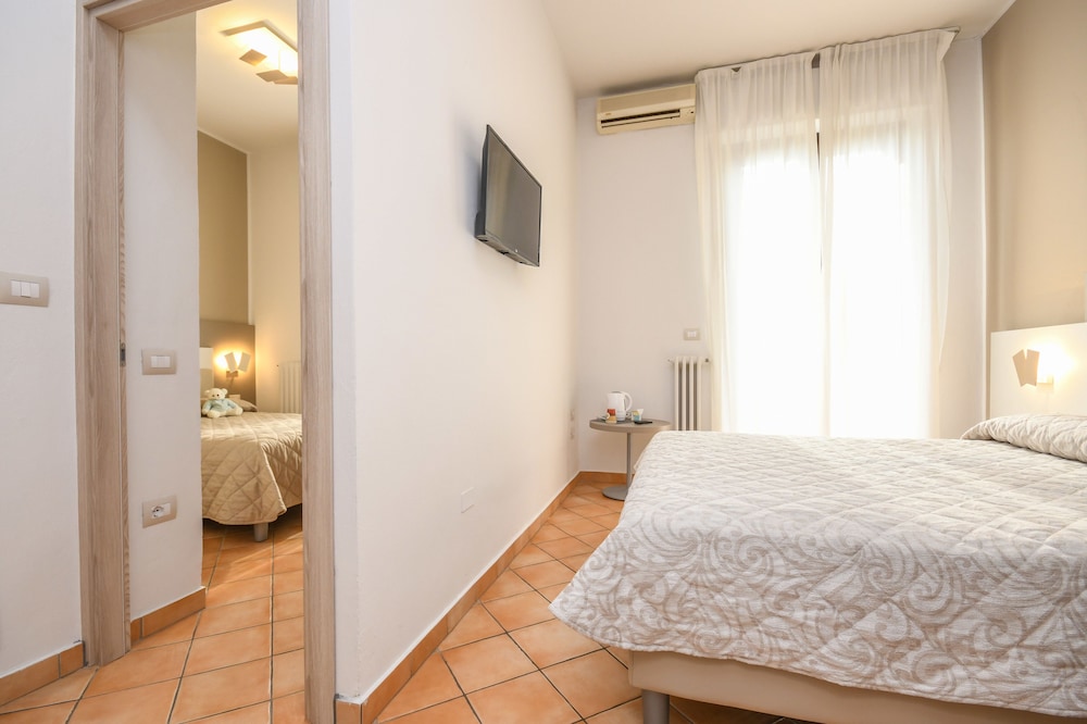 Room, 2 Double Beds - Photo 1