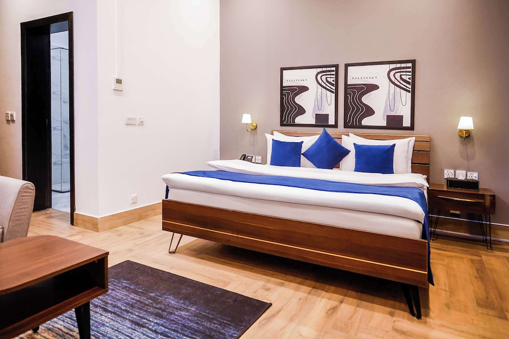Deluxe Room, 1 King Bed, Smoking (Living Room)