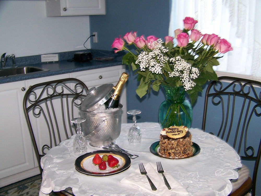 Romantic Cabin, 1 Queen Bed, Jetted Tub, Ocean View (Moonlight cottage) photo 1