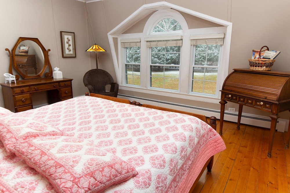 Standard Room, 1 King Bed, Non Smoking (Terry)