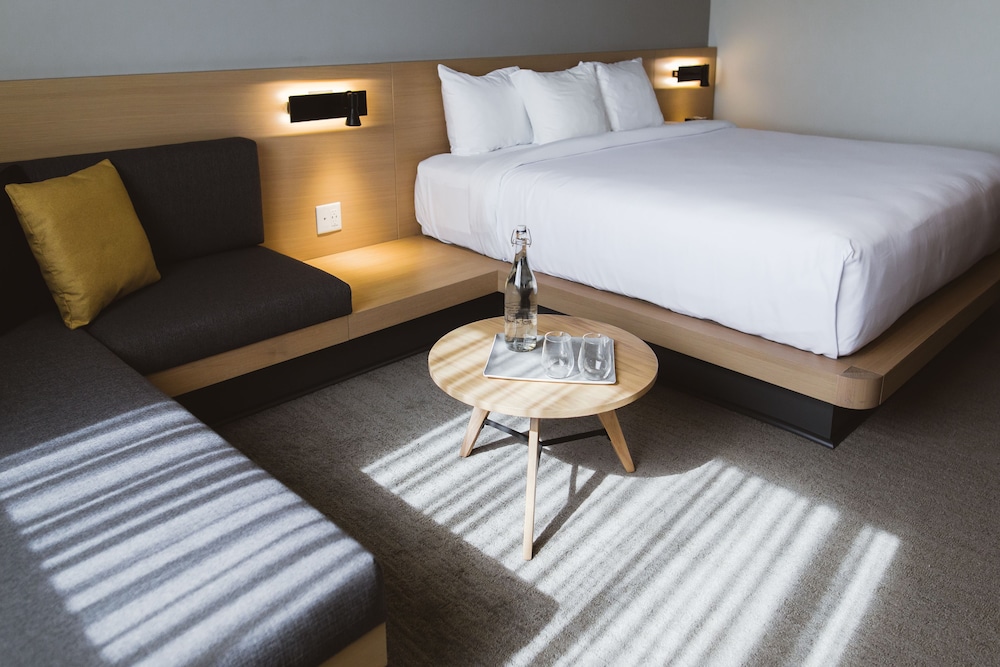 Deluxe Room, 1 King Bed - Photo 3