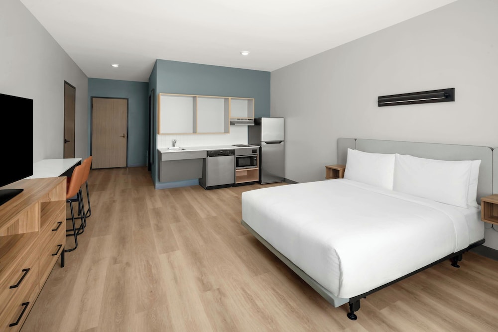 Studio, 1 Queen Bed (Mobility Accessible, Roll-In Shower)