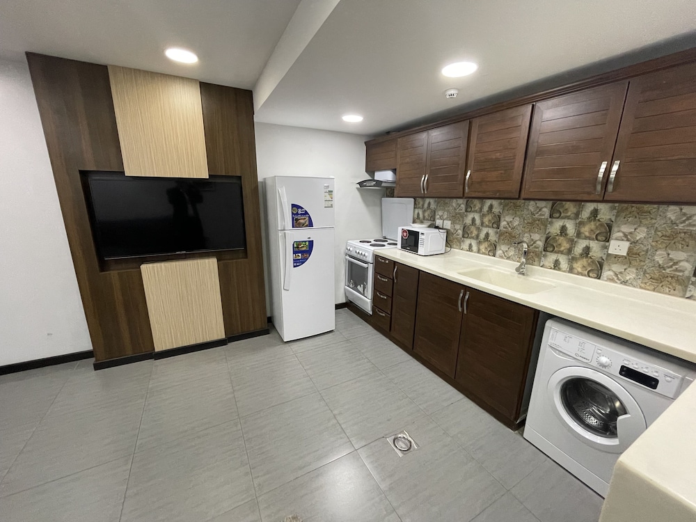 Three Bedroom Apartment - Photo 4