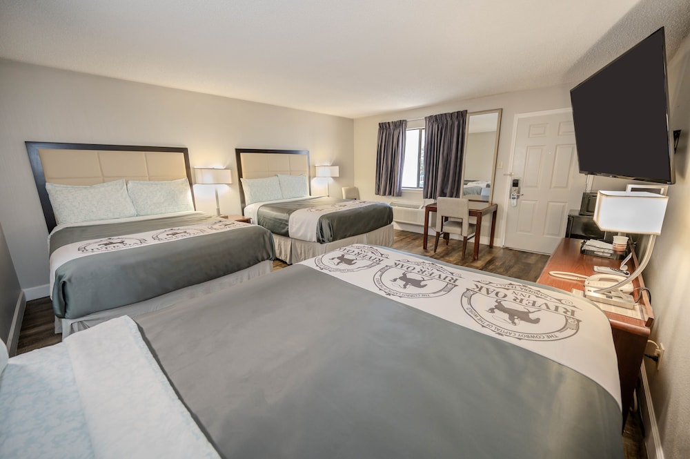 Family Room, Multiple Beds, Bathtub photo 2