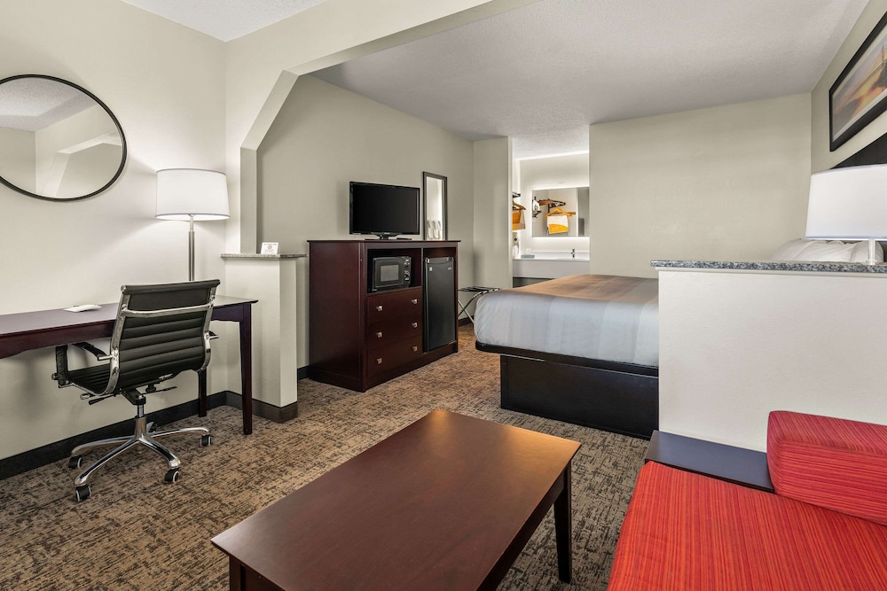 Standard Room, 1 King Bed, Non Smoking - Photo 2