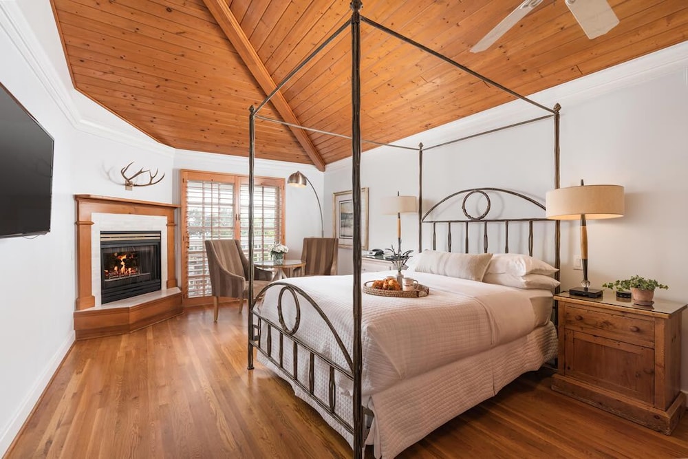 Deluxe Room, 1 Queen Bed, Balcony, Ocean View
