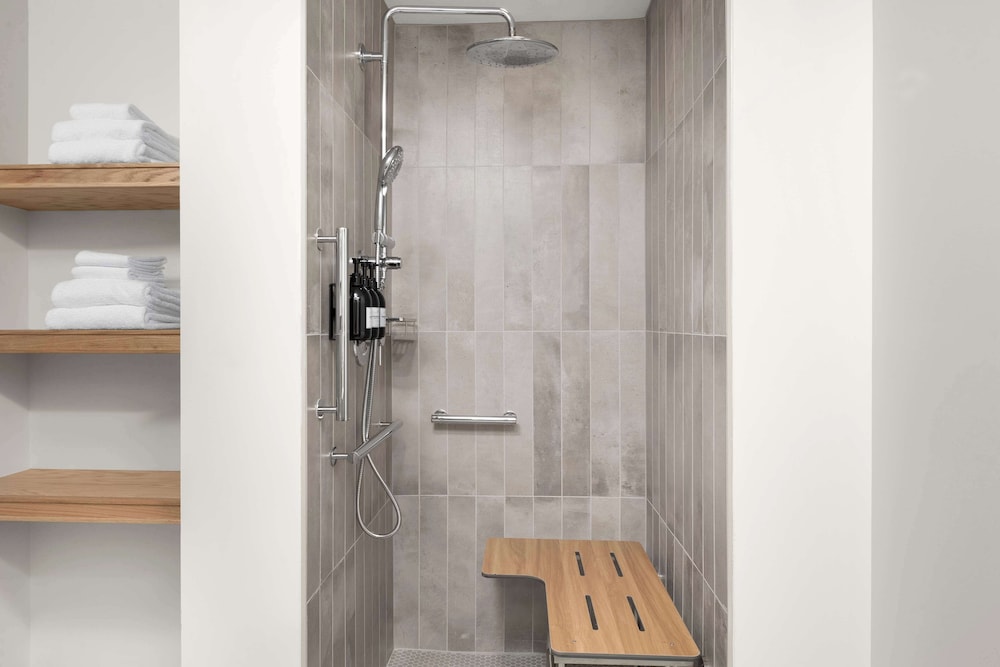 2BR 1K/1Q PARLOR SUITE MOBILITY ACCESS 3X3SHW - Photo 4
