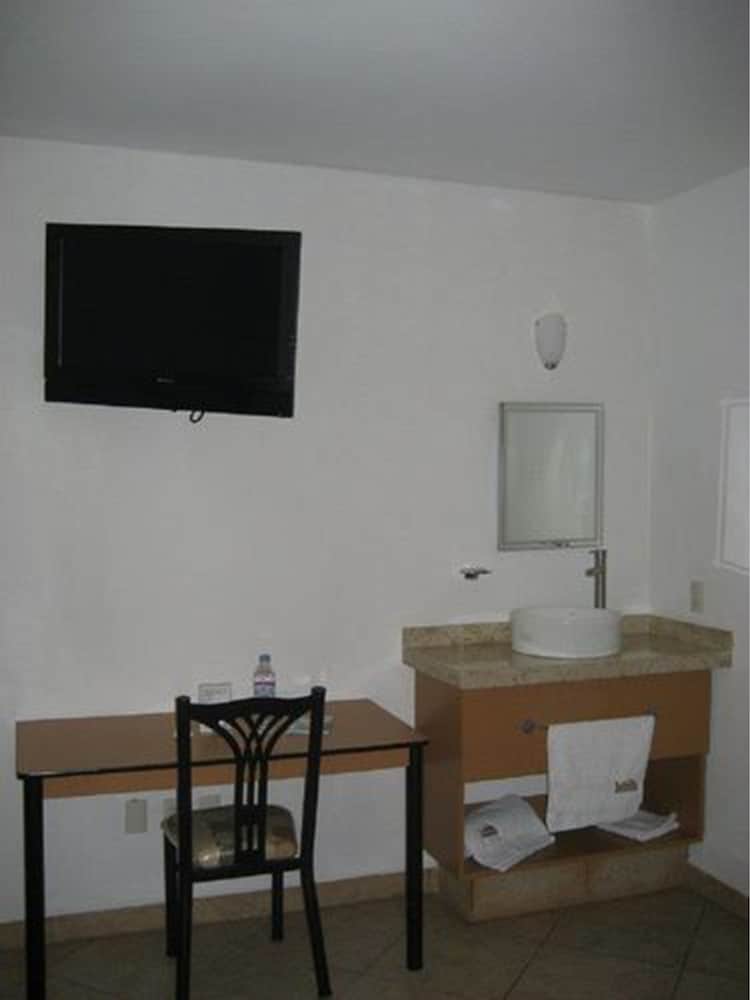Standard Apartment, 1 Queen Bed With Sofa Bed, Smoking photo 3