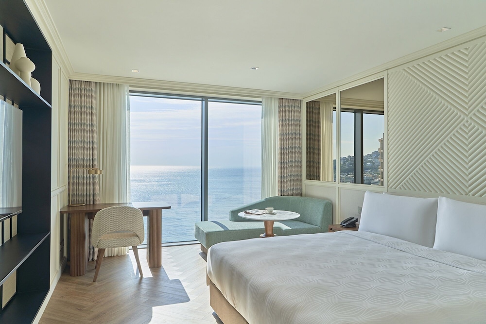 Deluxe Ocean View King photo 2