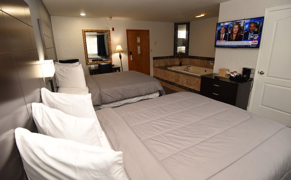 Deluxe Room, Multiple Beds, Non Smoking, Jetted Tub, 1 King and 1 Queen Bed
