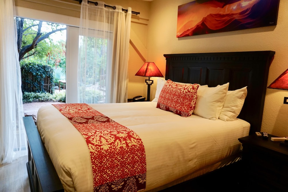 Deluxe Room, 1 Queen Bed (No Pets) photo 3