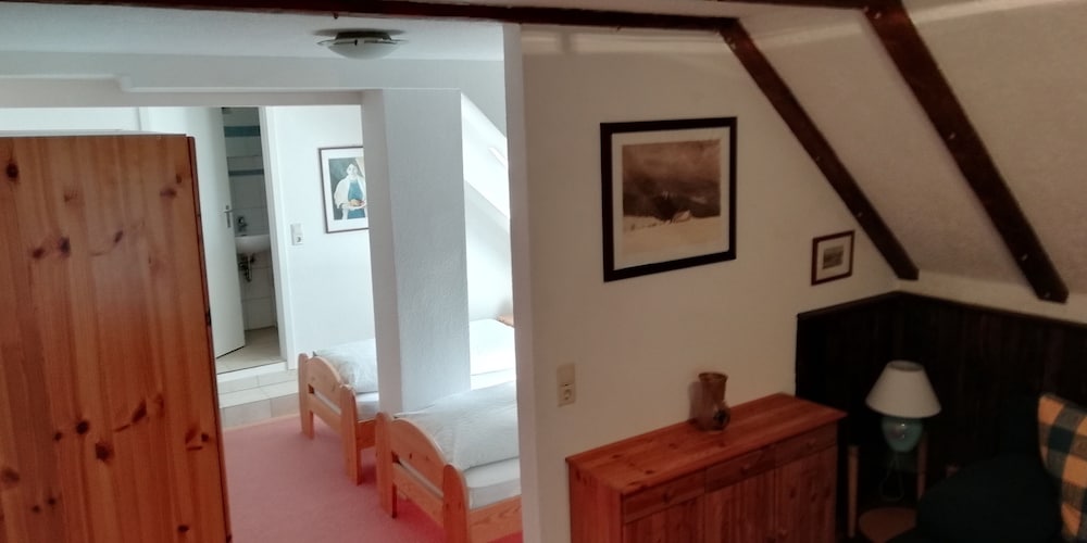 Classic Twin Room, 2 Twin Beds, Private Bathroom photo 2