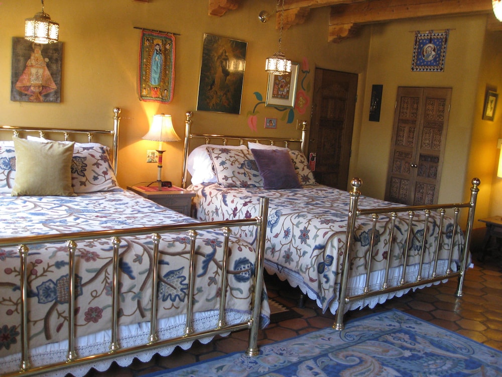 Deluxe Suite, 2 Queen Beds, Balcony, Mountain View