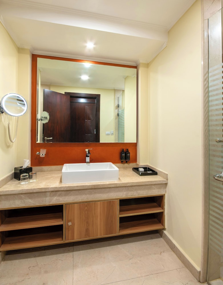Deluxe City View Room, King Bed - Photo 5