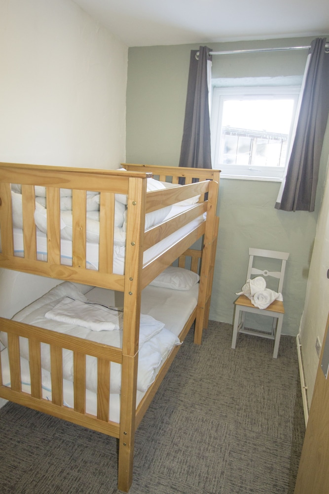 Twin Room (Thunacar Knott)