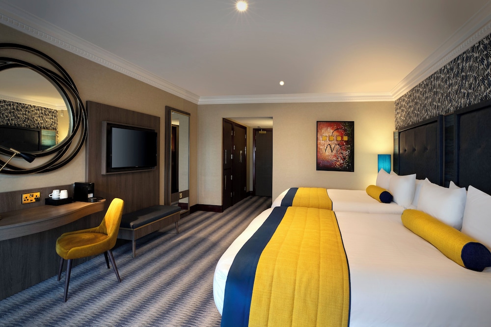 Superior Room (with 2 Queen Beds) thumbnail 5