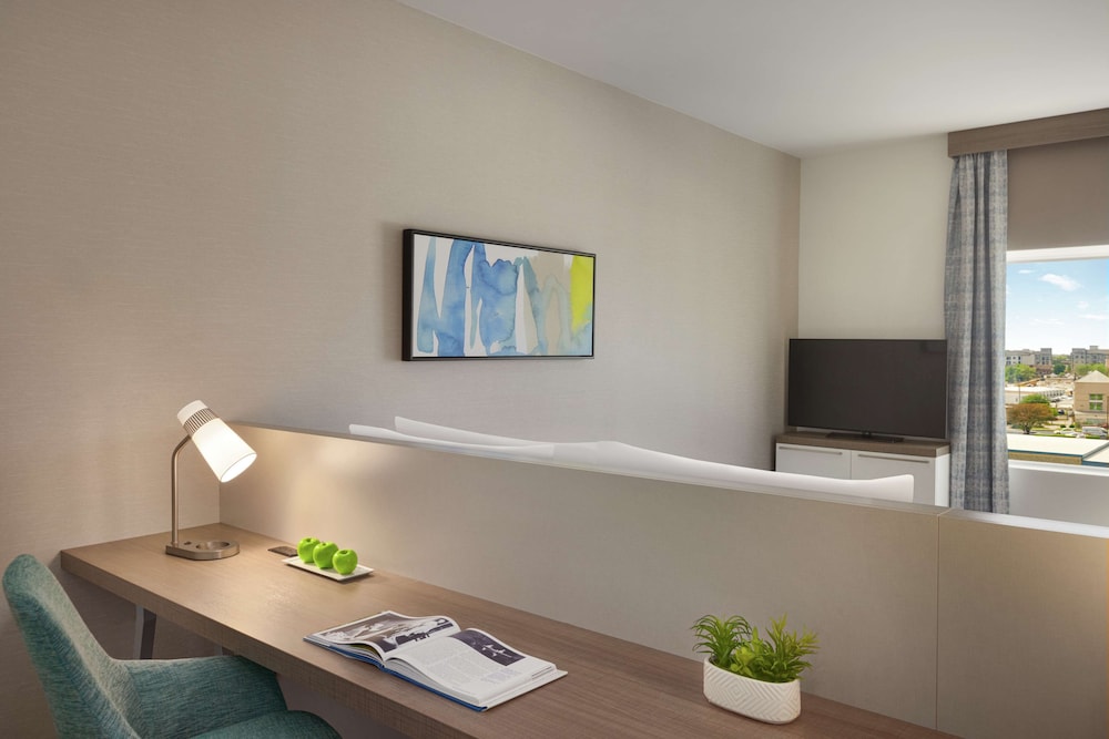 Deluxe Room, 1 King Bed, Accessible (Hearing) - Photo 2