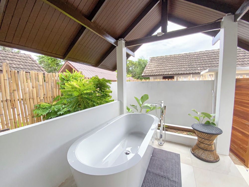 Private Villa with Bathtub - Photo 6