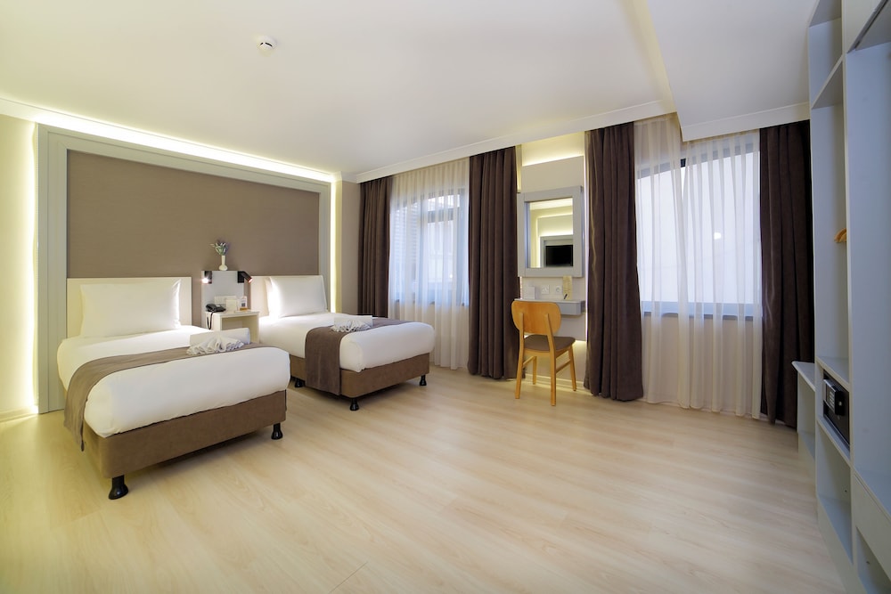 Queen Room with Queen Beds Accessible Room photo 1