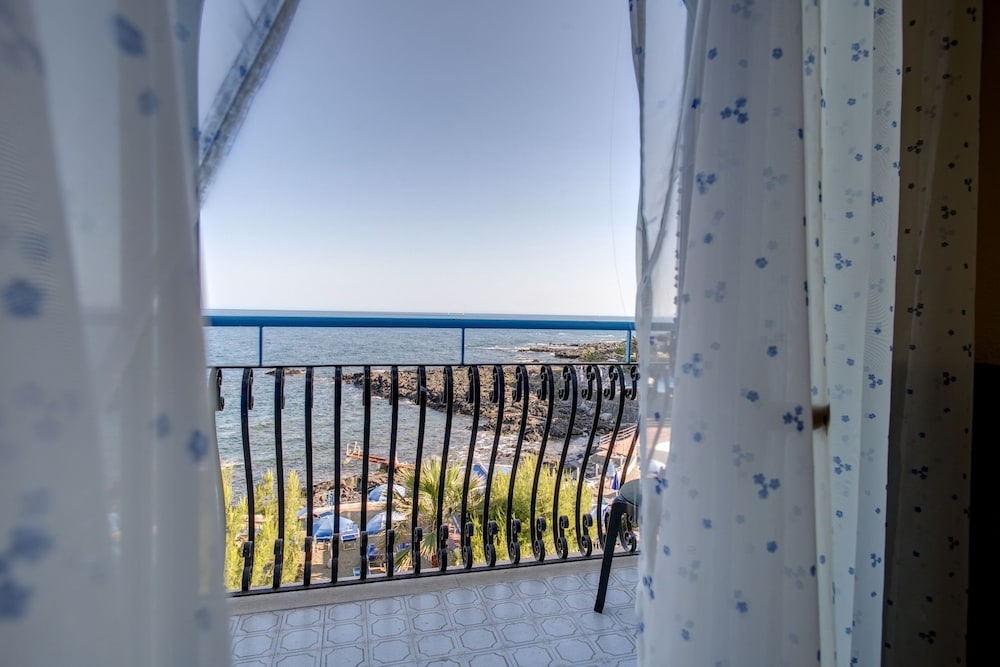 Superior Double or Twin Room, Sea View - Photo 1