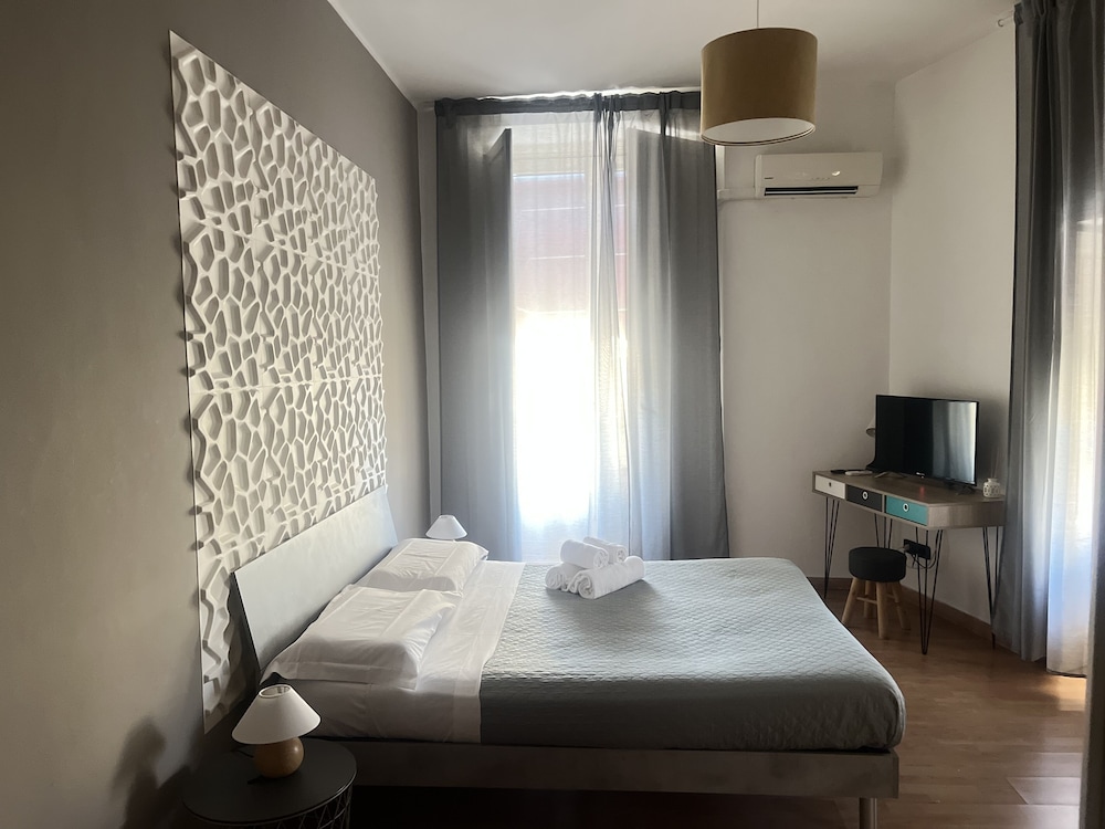 Deluxe Room, 1 Bedroom, Balcony, City View - Photo 1