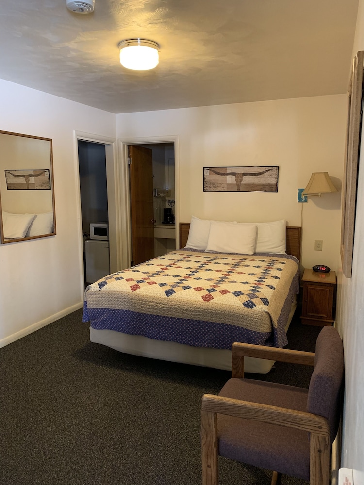 Triple Room (One queen bed and two double beds)