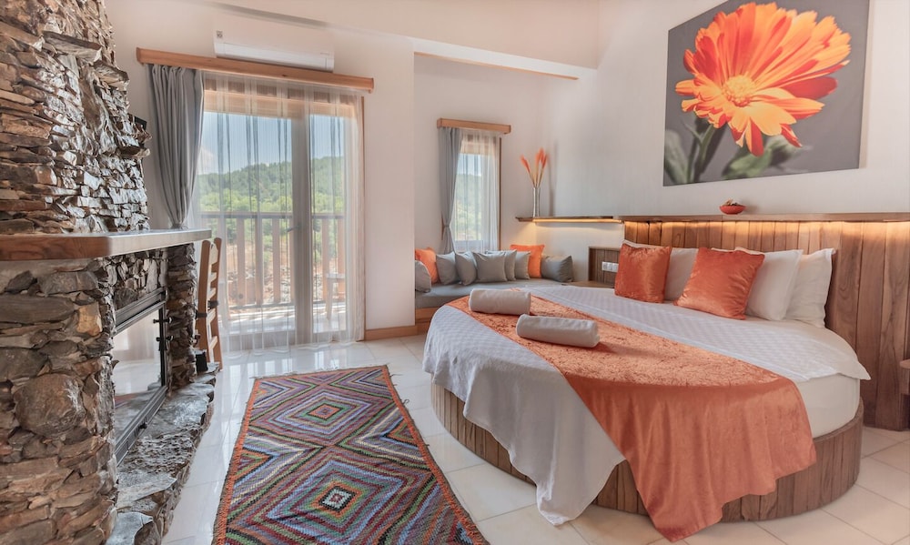 Deluxe Room with Fireplace & Jacuzzi photo 1