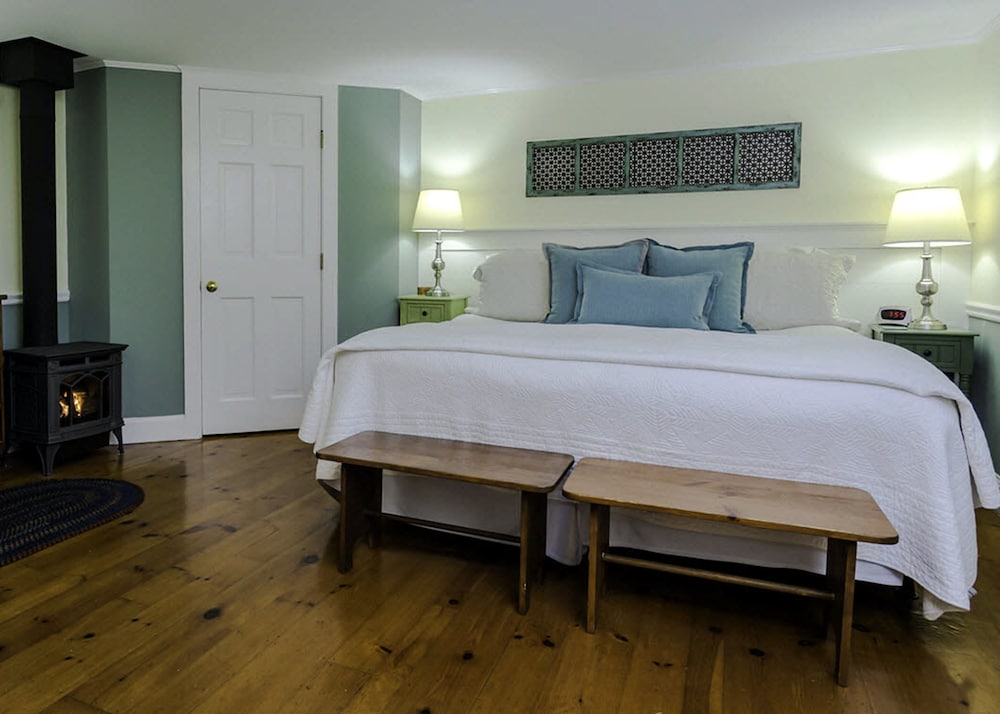 Classic Room, 1 King Bed, Private Bathroom, Garden Area photo 3