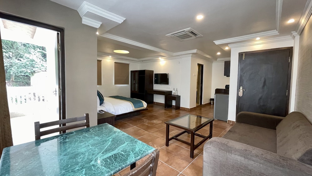 Comfort Studio, 1 King Bed with Sofa bed, Kitchenette, Annex Building photo 3