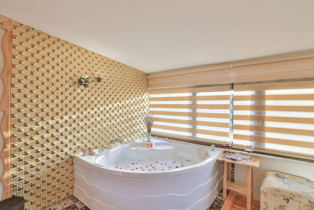 Deluxe Double Room, Jetted Tub photo 2