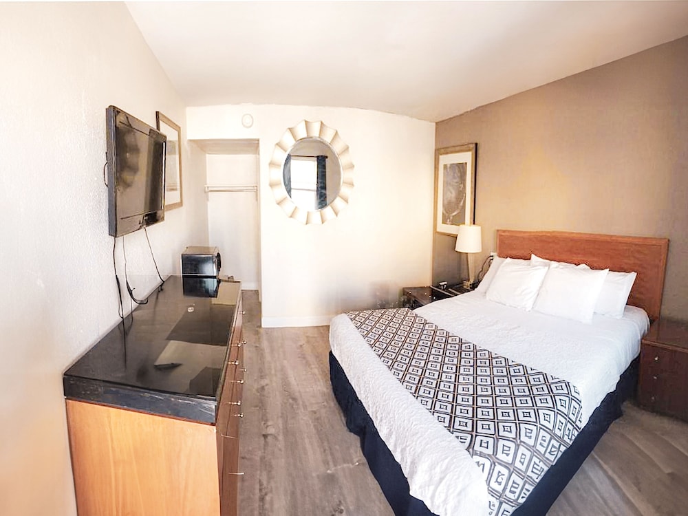 Deluxe Room, 1 King Bed, Non Smoking photo 1