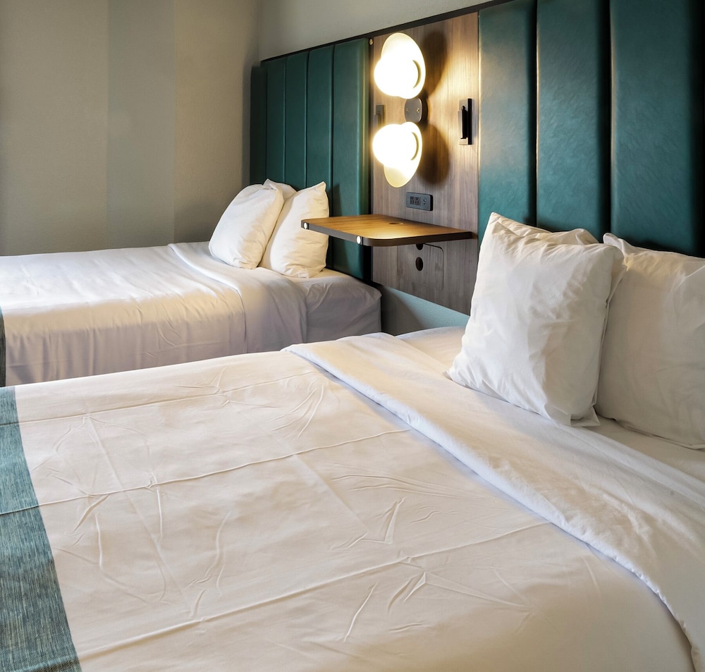Room, 1 King Bed, Non Smoking - Photo 10