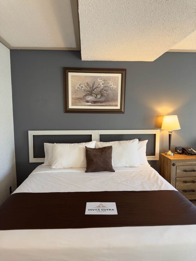 Standard Room, 1 King Bed - Photo 5