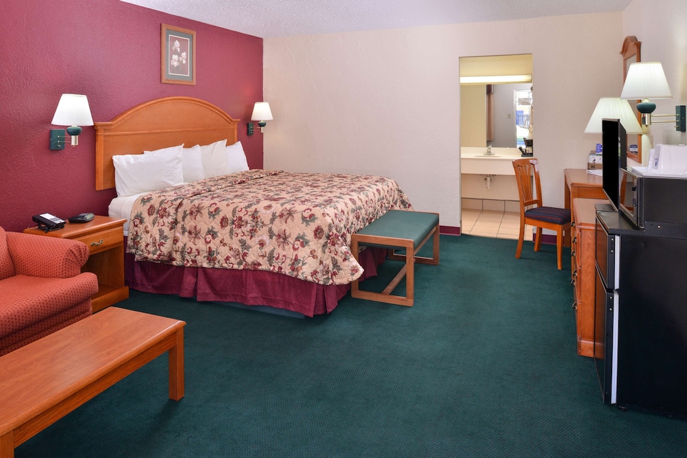 Suite, 1 King Bed, Non Smoking - Photo 2