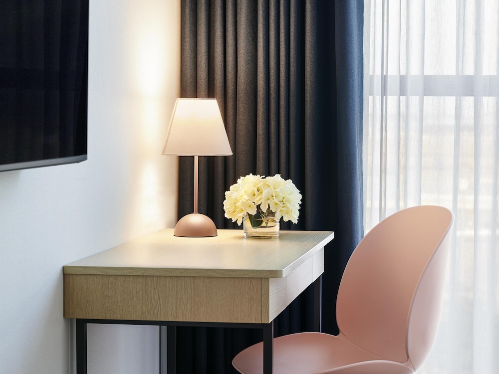 Deluxe Suite (1 double bed plus 1 single beds)