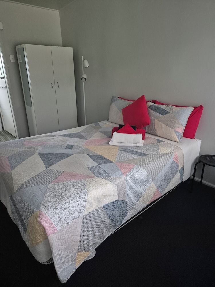 Comfort Double Room, 1 Queen Bed, Private Bathroom, Garden View photo 3