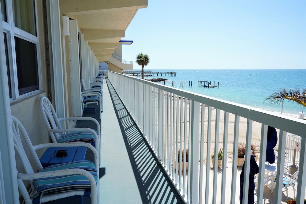 Standard Room, 1 King Bed, Ocean View photo 3