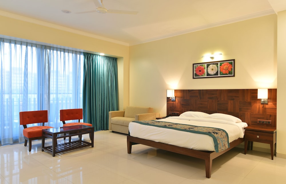 Suite, 1 King Bed, Smoking, City View photo 1